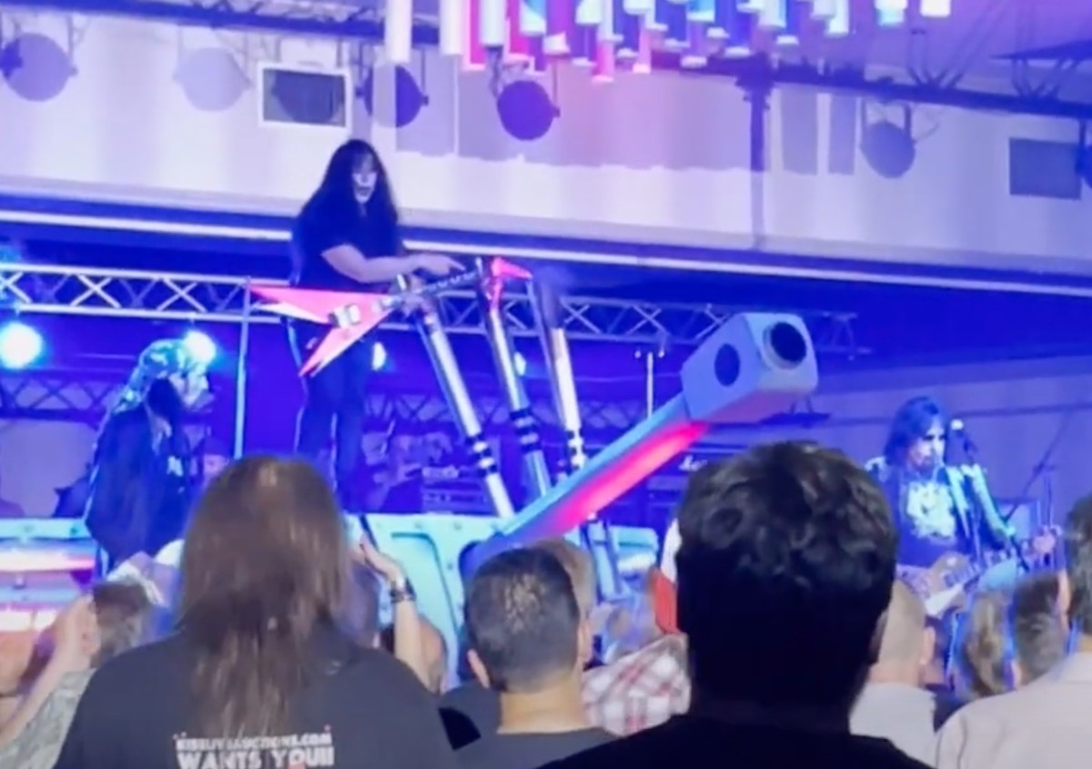 Watch Vinnie Vincent, Ace Frehley and Bruce Kulick unite to play Kiss